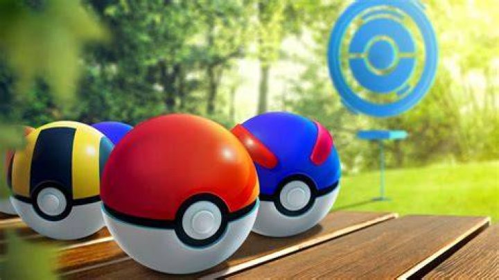 How to pick up pokeballs in pokemon go