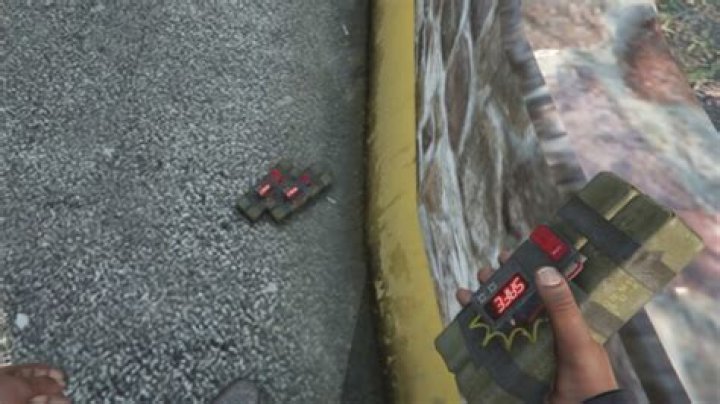 How to set off sticky bombs in gta 5