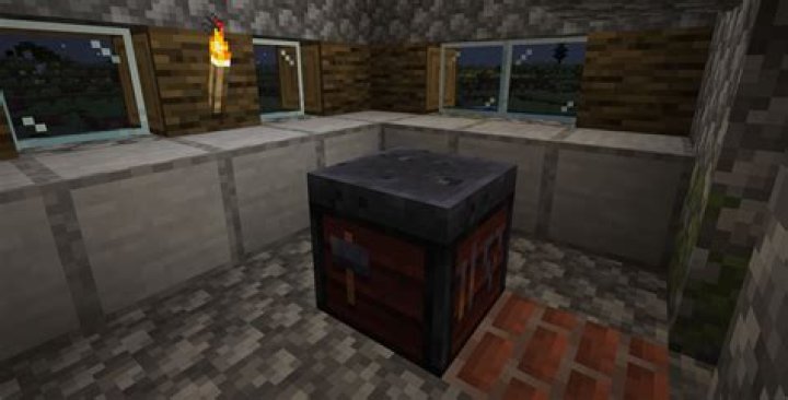 How to work a smithing table in minecraft