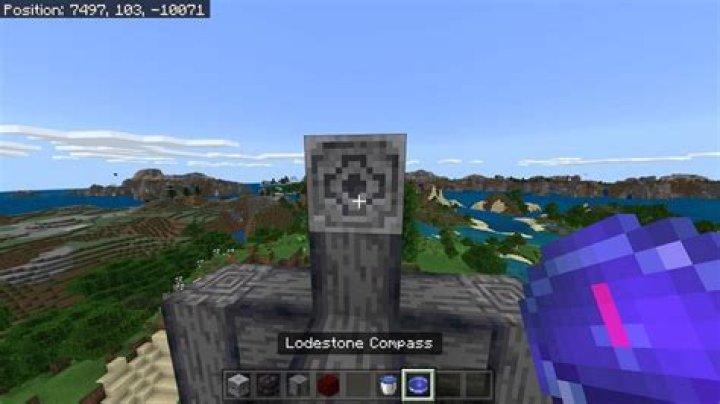 What does a lodestone compass do in minecraft